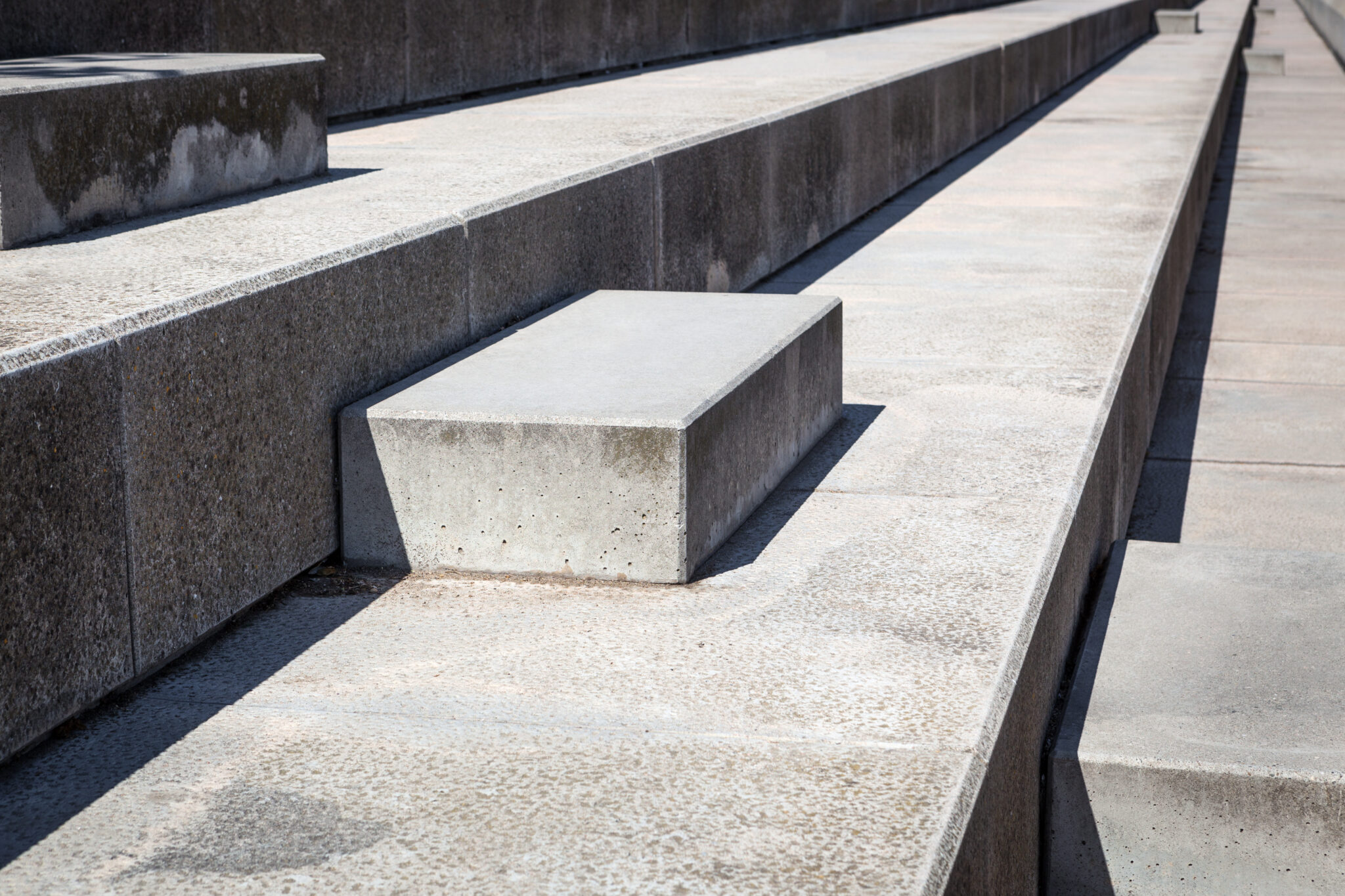 Escaliers en béton modernes sous le soleil.