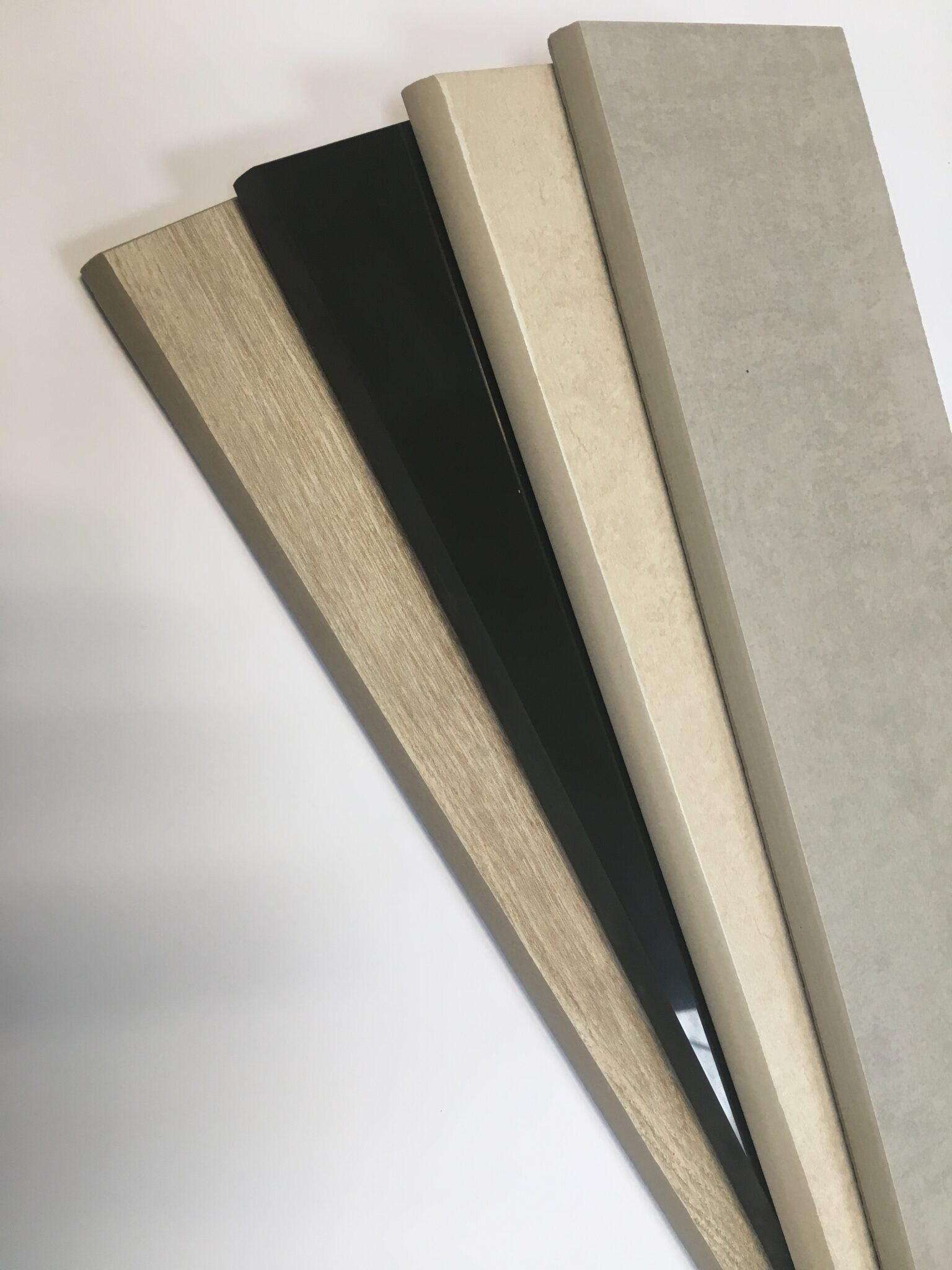 IMG_1144 Échantillons de plinthes en différentes couleurs.